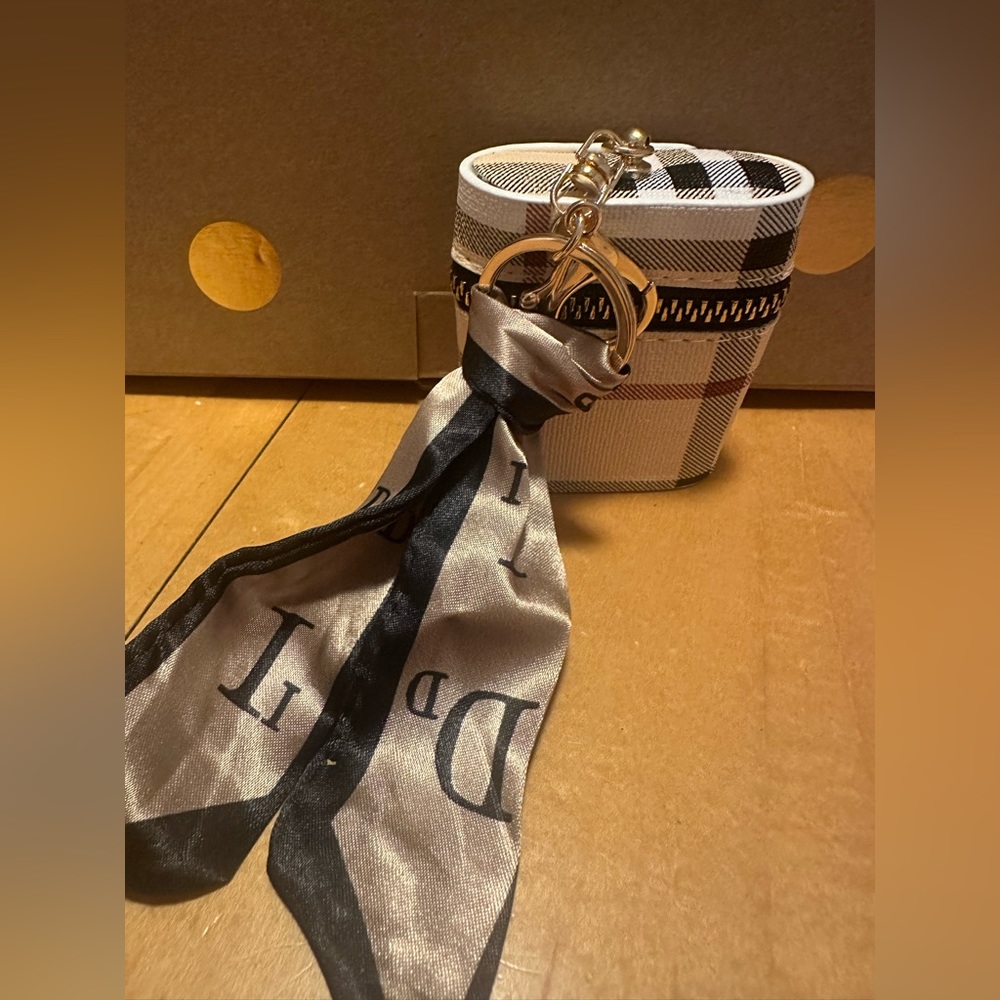 Unbranded fashion key chain charm/ AirPod holder - Picture 1 of 9